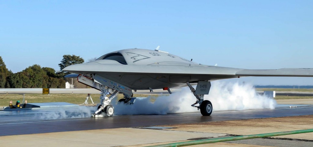 Le X47b américain est un bon exemple de ce que pourrait être un drone de combat demain (UCAV). Le démonstrateur a réussi, par exemple, récemment à apponter sur porte avion.