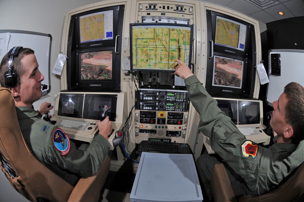 Un poste de pilotage d'UAV (un Predator en l'occurence) avec ses opérateurs. Chaque UAV peut disposer d'un poste différent mais cela illustre bien la différence avec un cockpit où le pilote peut toujours "voir" l'extérieur. (c) USAF